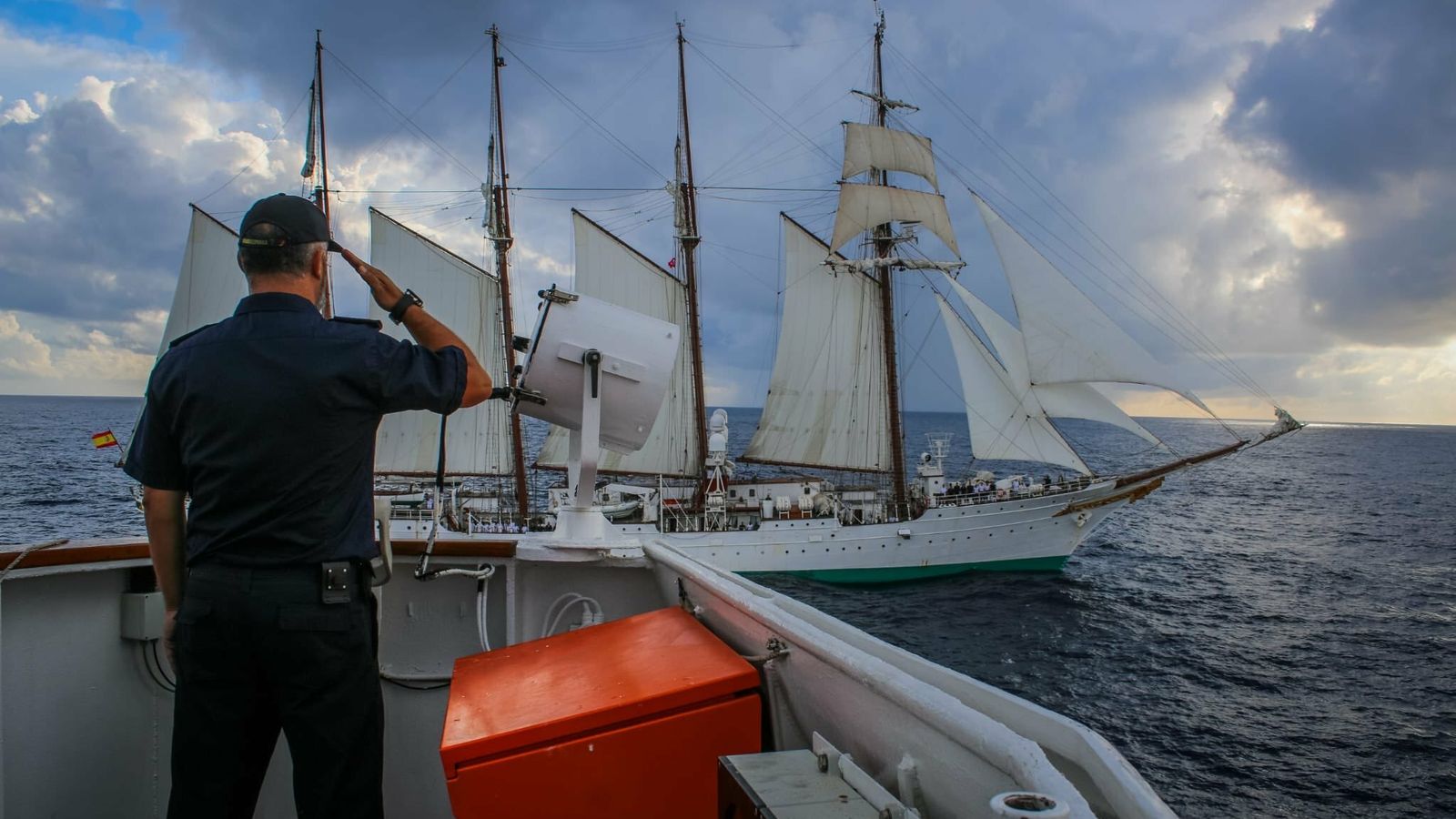 Saludo a buque escuela desde el 'Hespérides'.
