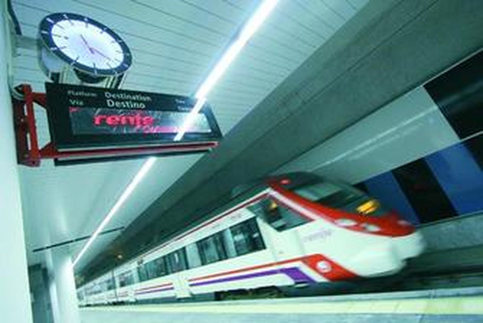 Un tren de Cercanías pasa por el nuevo túnel de la estación Victoria Kent de la capital en el día de su inauguración.