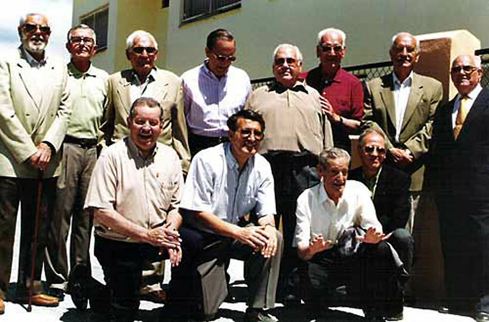 Joaquín Calero (segundo por la derecha, de pie), durante el reencuentro homenaje a los profesores del Instituto Laboral, en el año 1999.