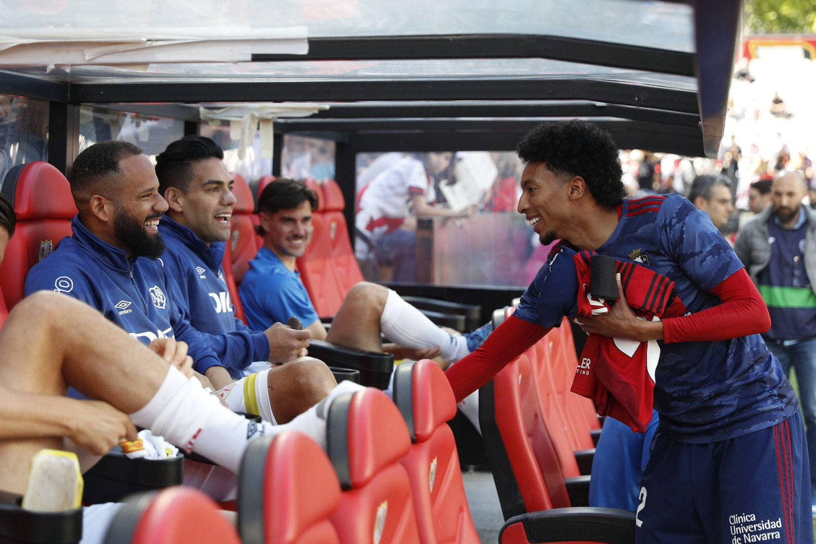 Mojica, a la derecha, sufrió un percance en uno de sus tobillos en un entrenamiento.
