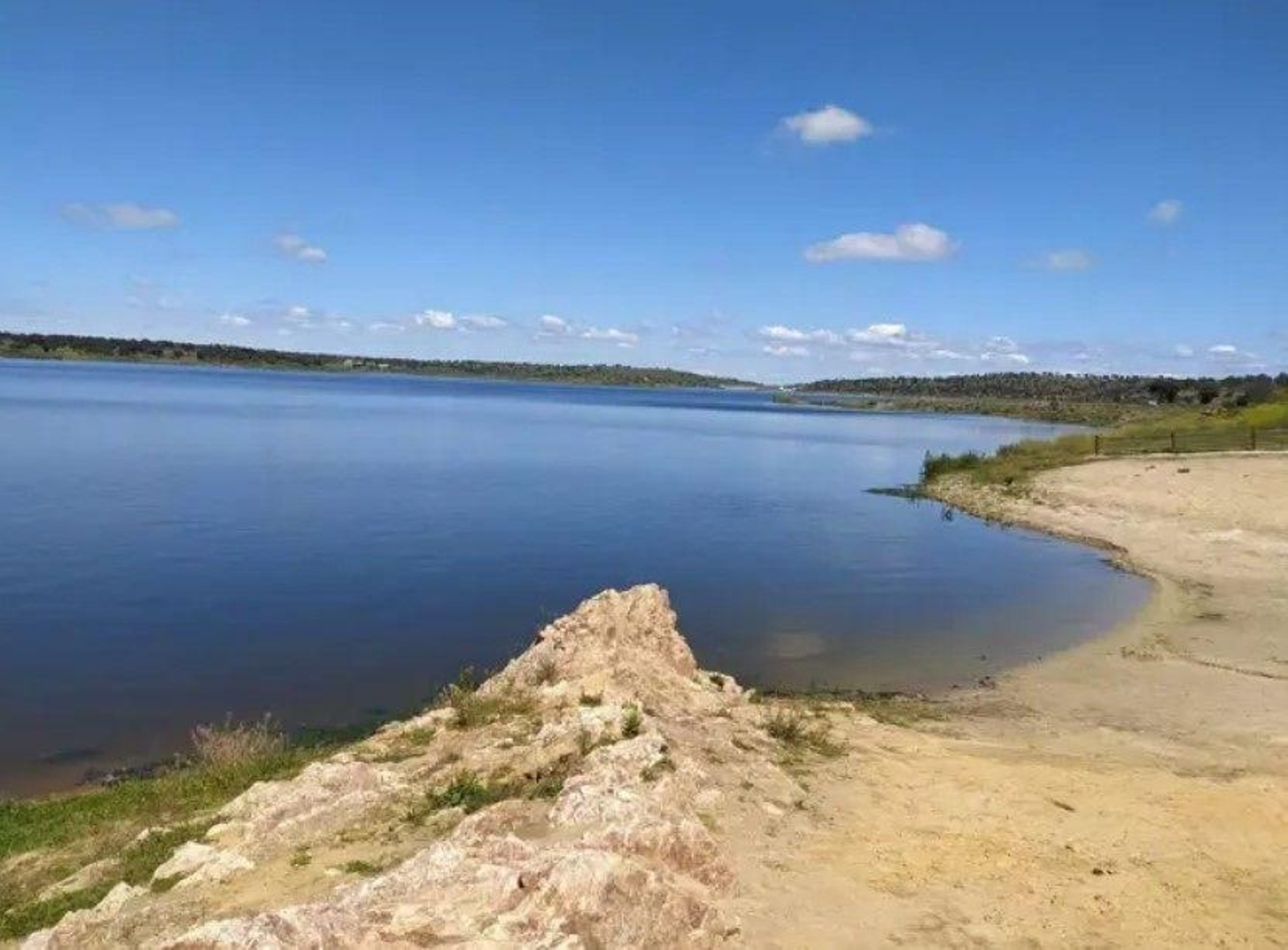 El embalse de La Colada, visto desde la playa, en la que está prohibido el baño.