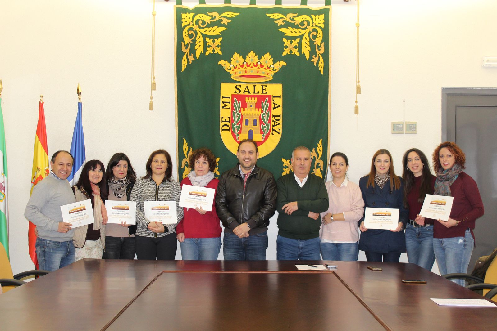 Representantes municipales, con los establecimientos que han sido reconocidos por su decoración.