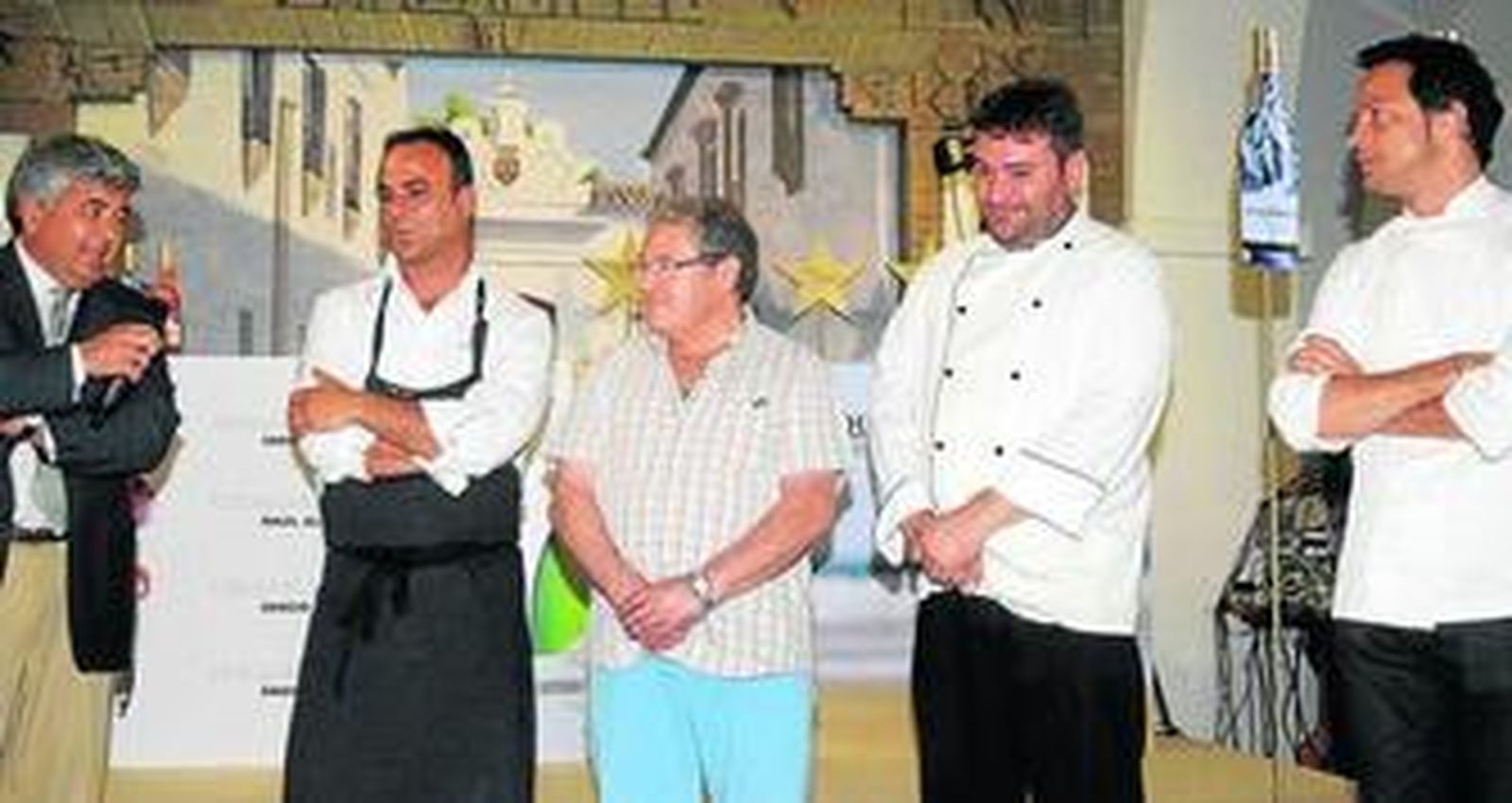 1. Manuel Barbadillo agradece a los chef su participación en las jornadas organizadas ayer en Sanlúcar. 2. Raúl Alexaindre, de Ca´Sento (Valencia), pasa unos calamares por la sartén. 3. El cocinero portuense Ángel León muestra algunas de sus receptas elaboradas con pescado azul. 4. Sergio Torres, de Dos Cielos (Barcelona), en la cocina improvisada en el Salón Don Benigno de las bodegas Barbadillo. 5. León, propietario de Aponiente, sostiene un lomo de pez sapo antes de cocinarlo con un engrudo de plancton. 6. Consomé de galera con buey de mar, según Sergio Torres. /Fotos: Borja Benjumeda