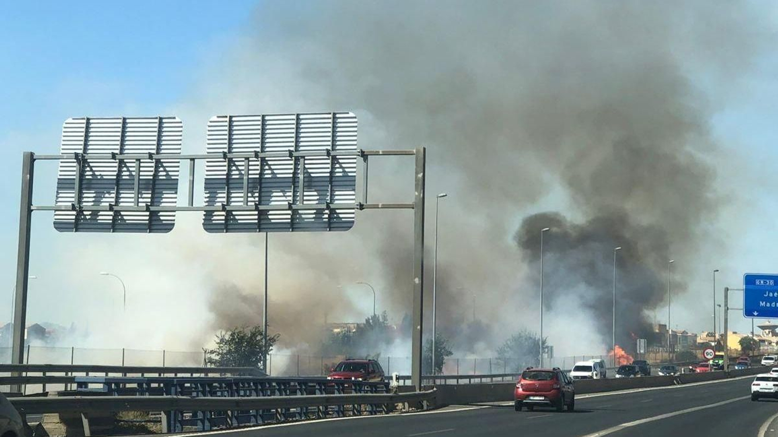 Un incendio en la circunvalación a la altura de Maracena