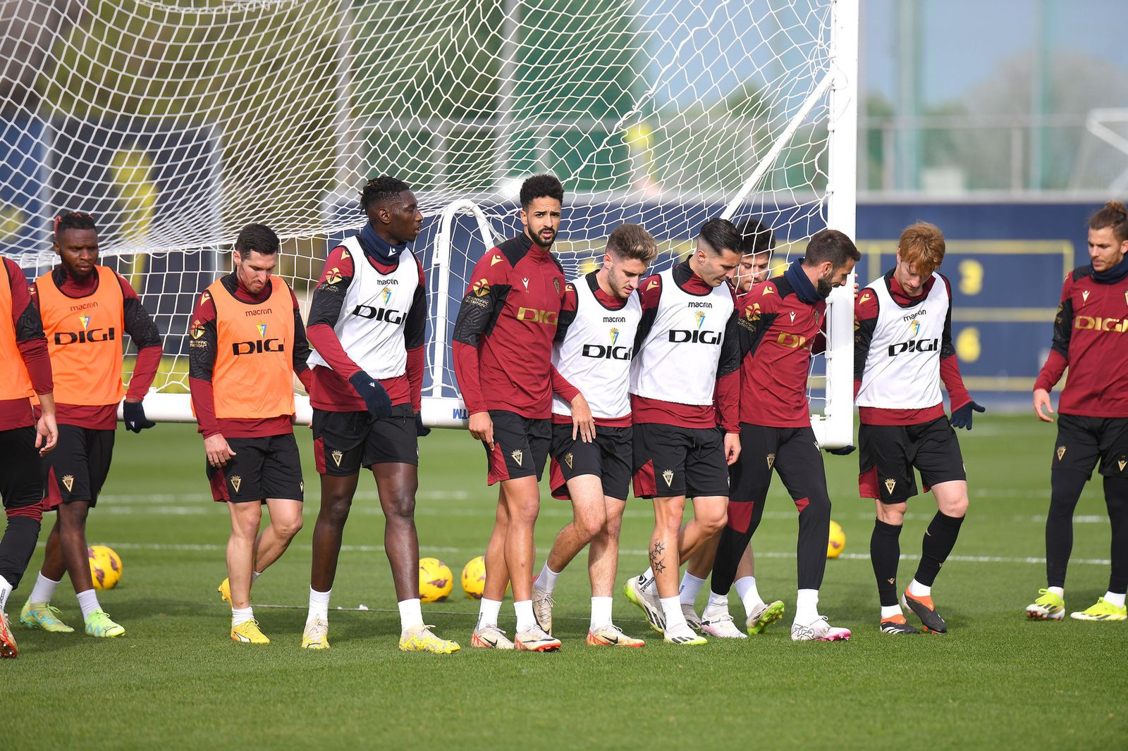 Gesto serio y de responsabilidad de los jugadores en el entrenamiento final de la semana.