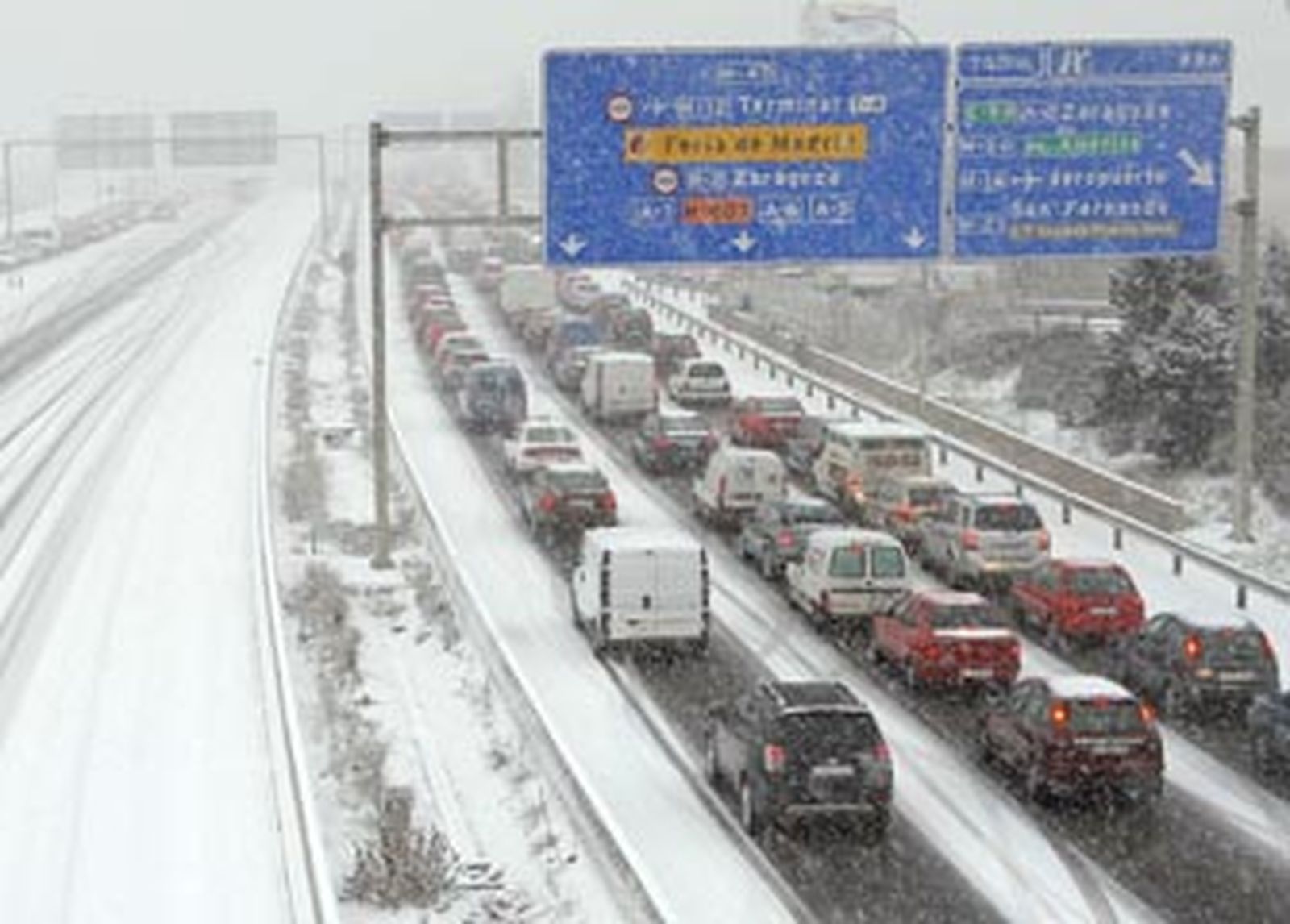 Barajas reanuda las operaciones tras cinco horas de cierre