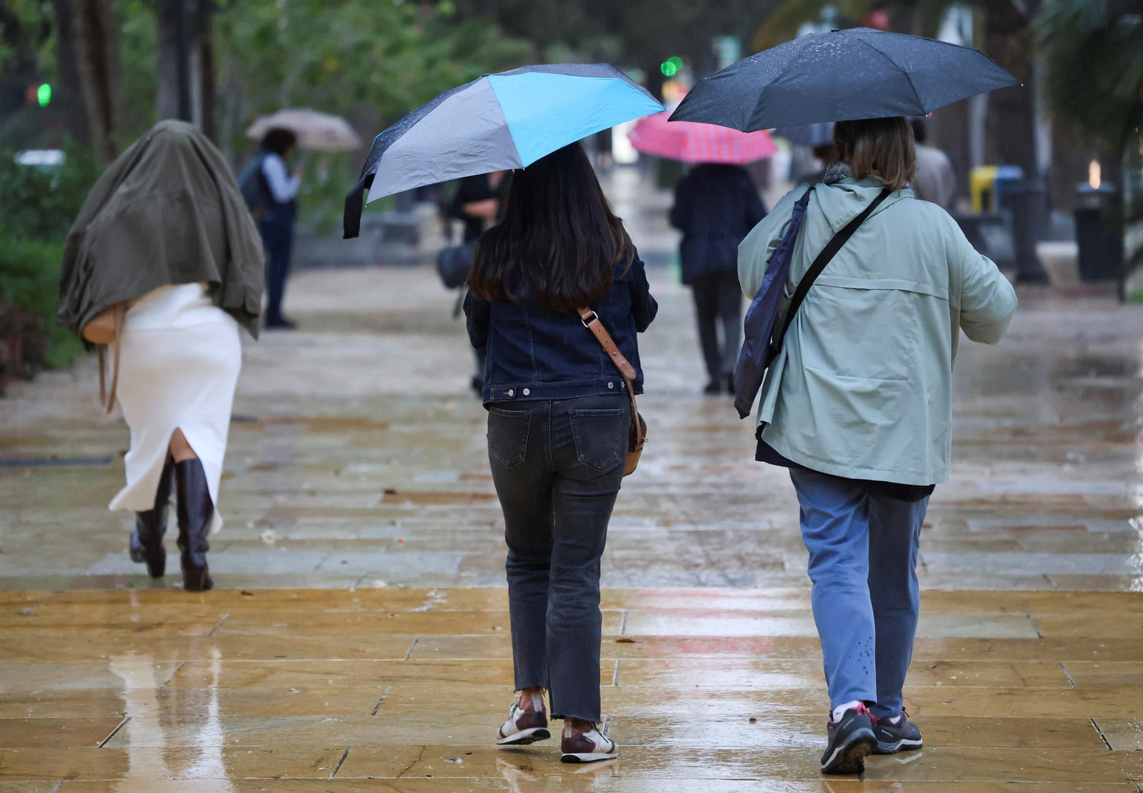 Mujeres paseando en un lluvioso centro de Málaga.