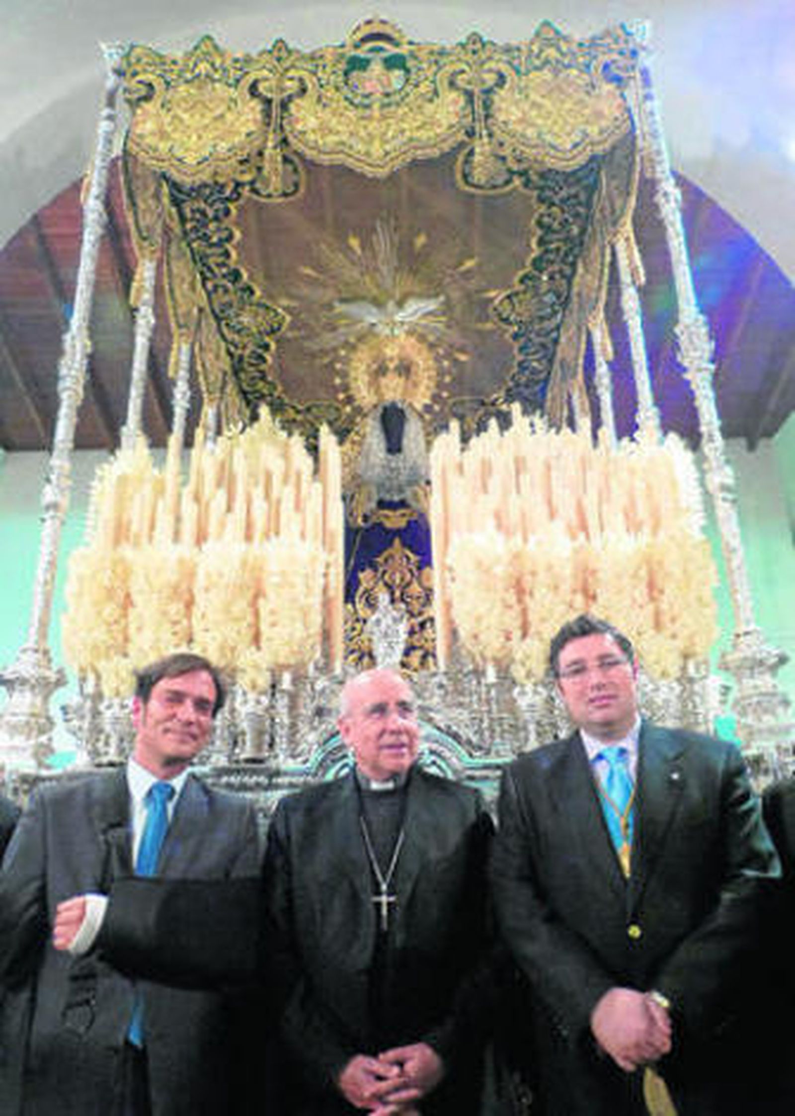 El obispo y el presidente de la Matriz, ante el paso de La Redención.