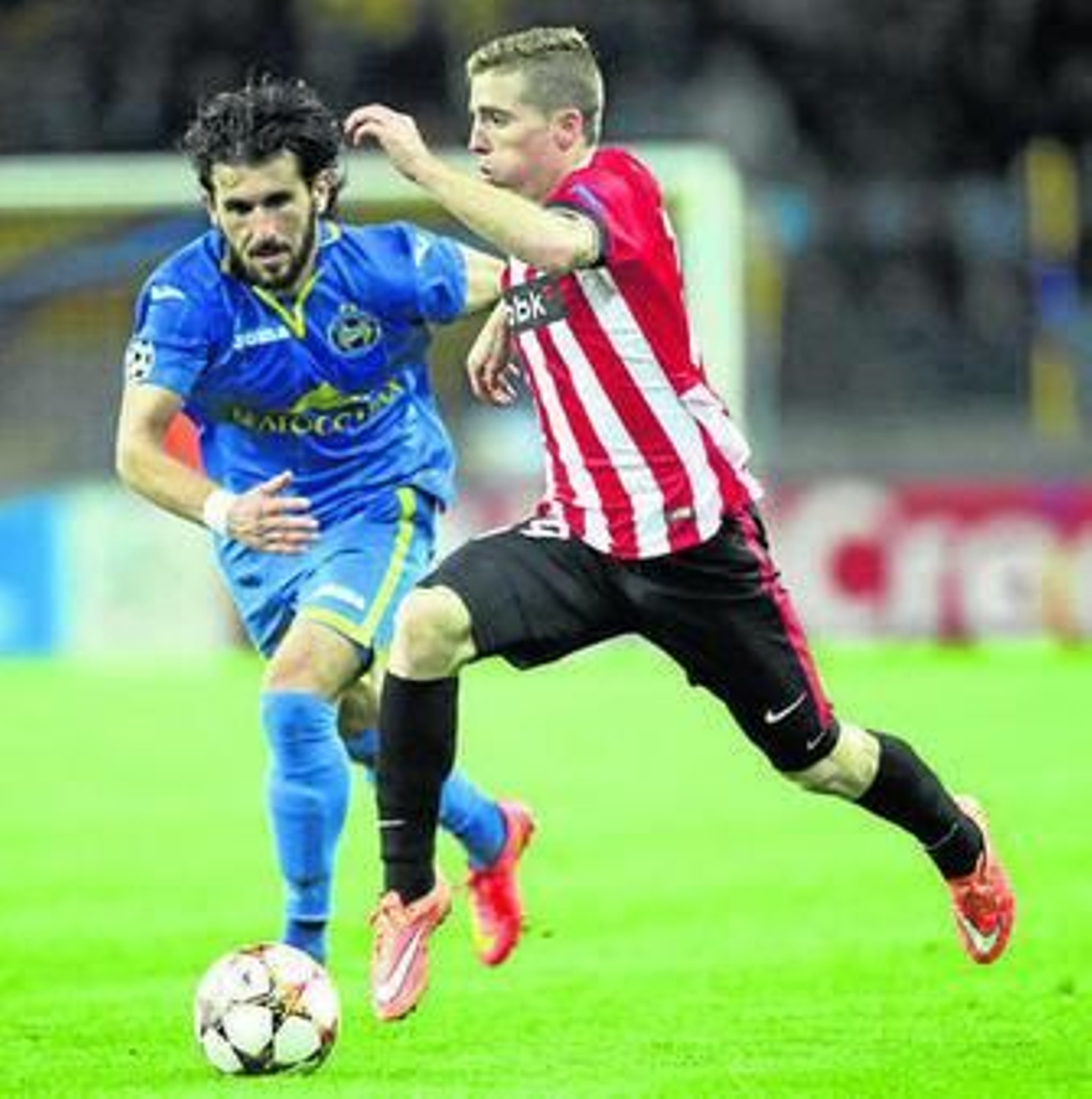 Muniain avanza perseguido por un jugador del Bate Borisov.