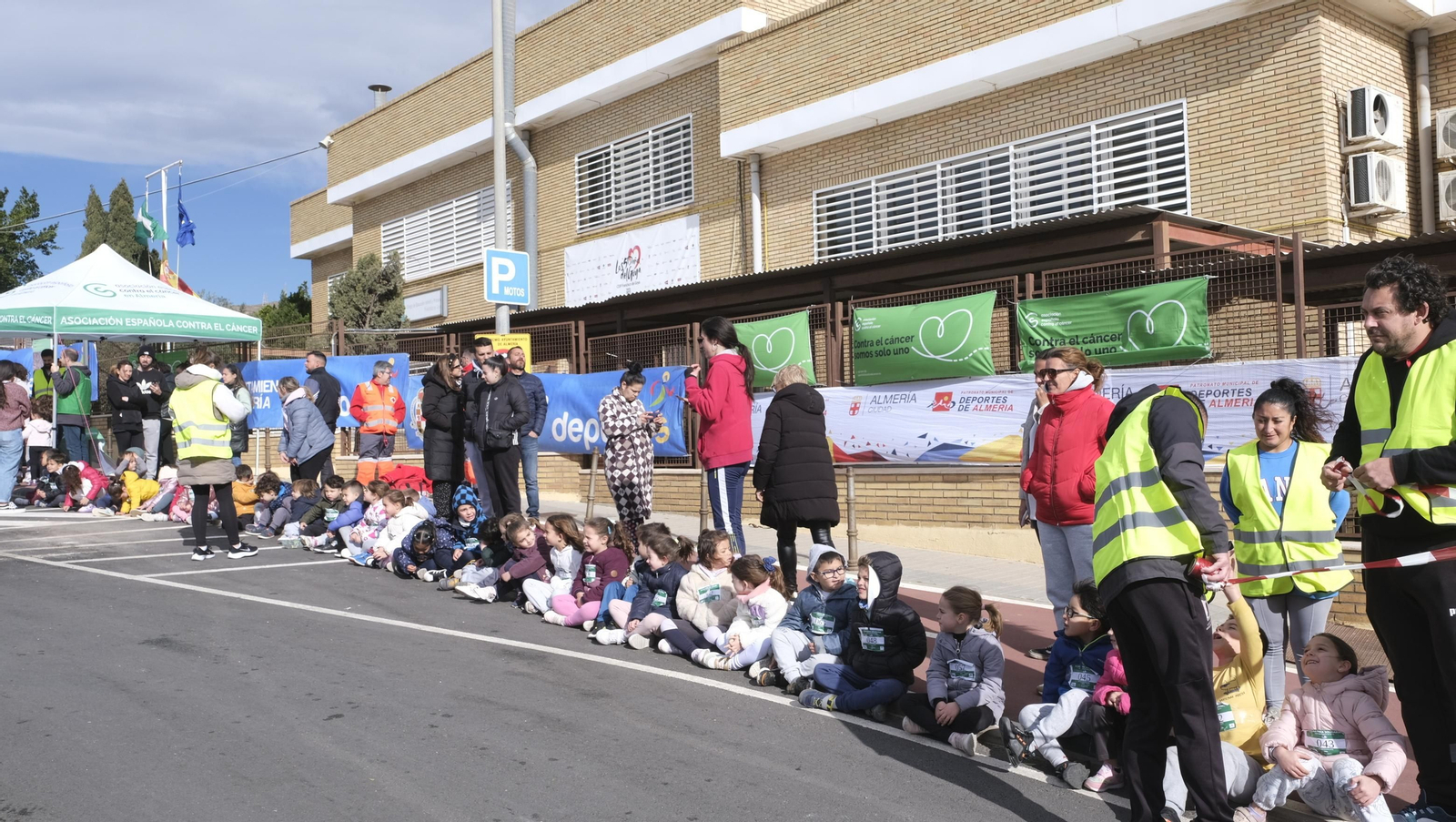 Imágenes de la carrera infantil contra el cáncer en el CEIP Francisco de Goya