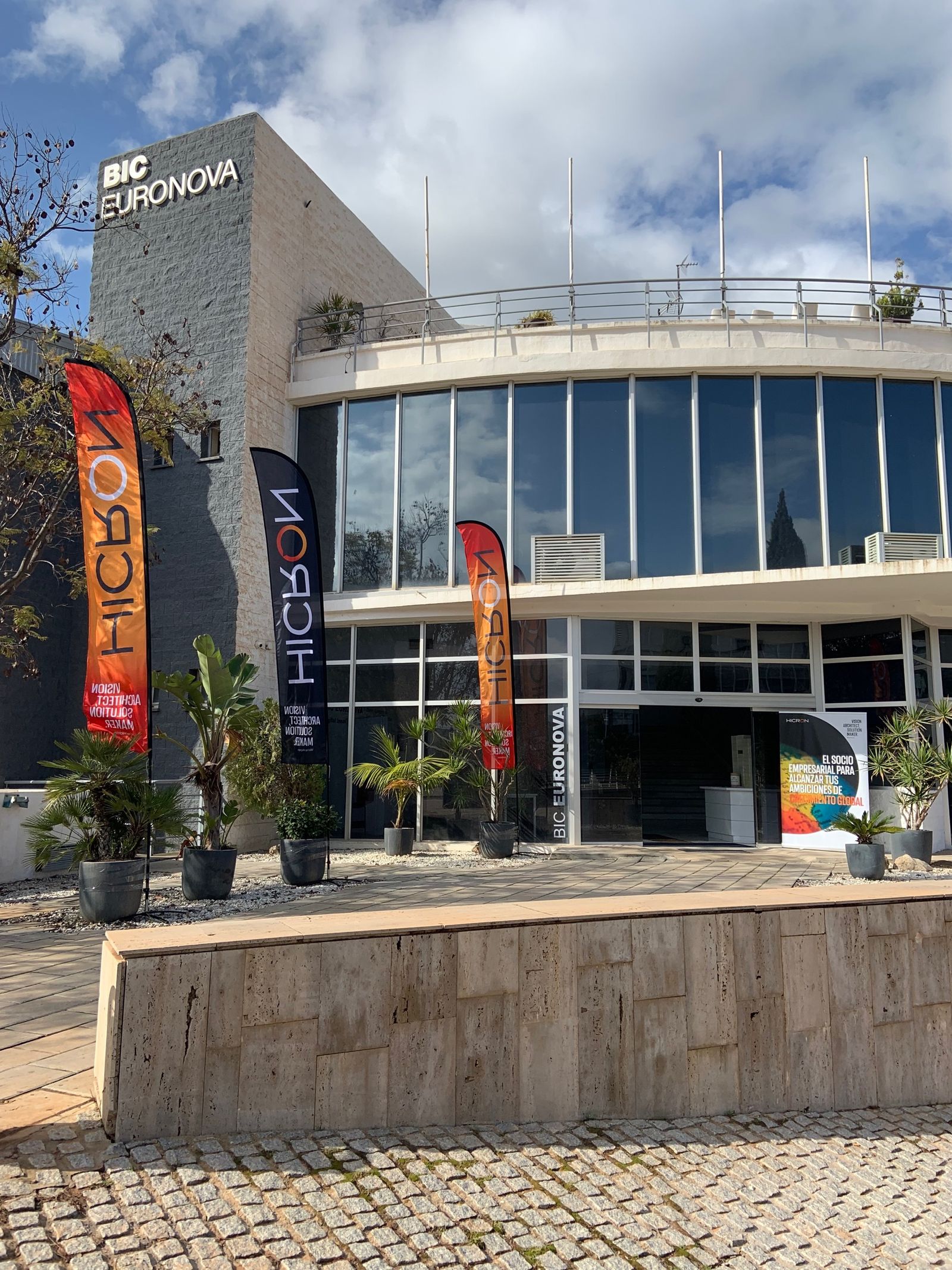 Banderolas de Hicron en el BIC Euronova.