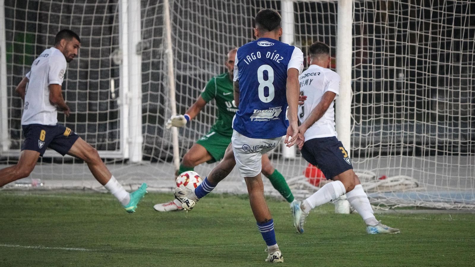 Iago Díaz, anotando el 1-1 contra el UCAM Murcia.