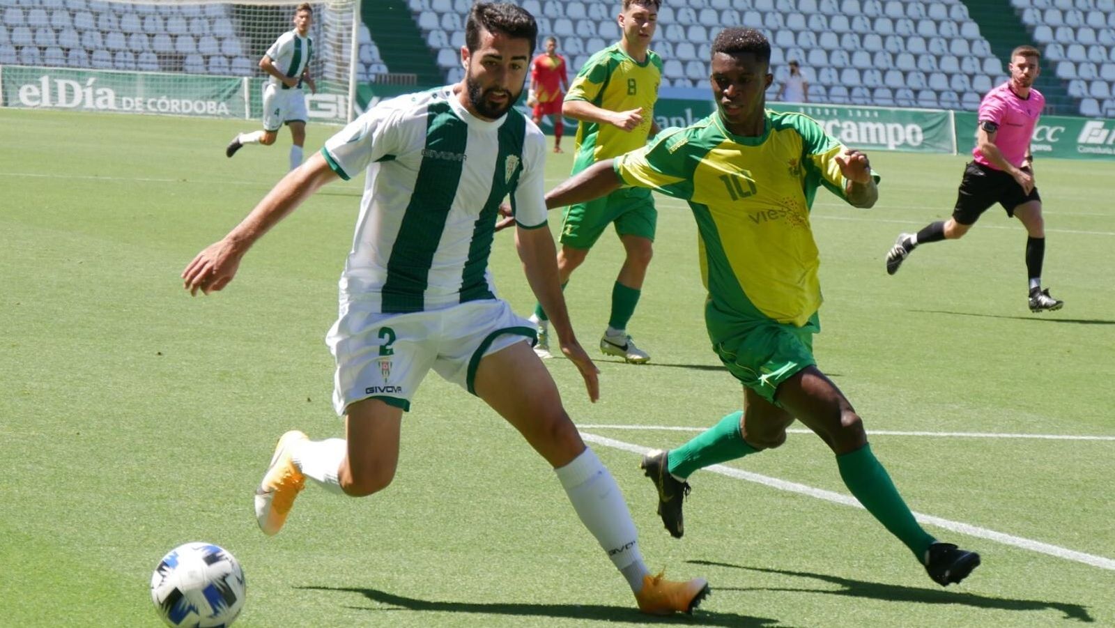 Bouba intenta recuperar un balón ante el cordobesista Núñez.