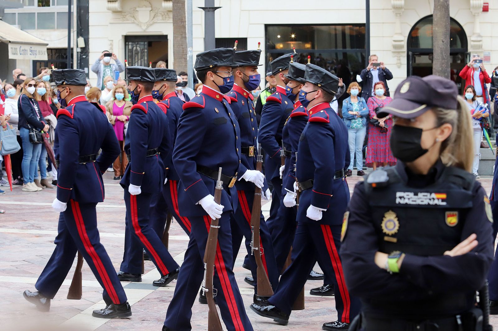 Imágenes de la ofrenda de la Guardia Real a la Virgen de la Cinta en la Catedral