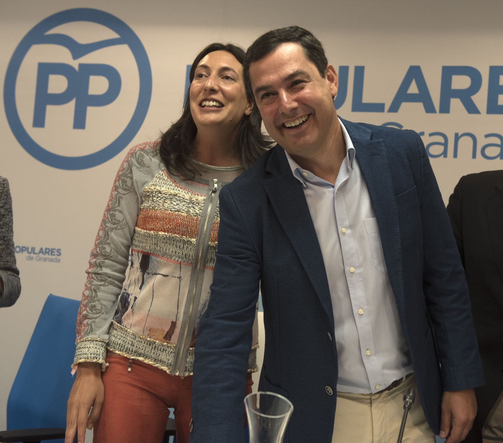 Dolores López y Juanma Moreno en una reunión de la ejecutiva regional celebrada en Granada.