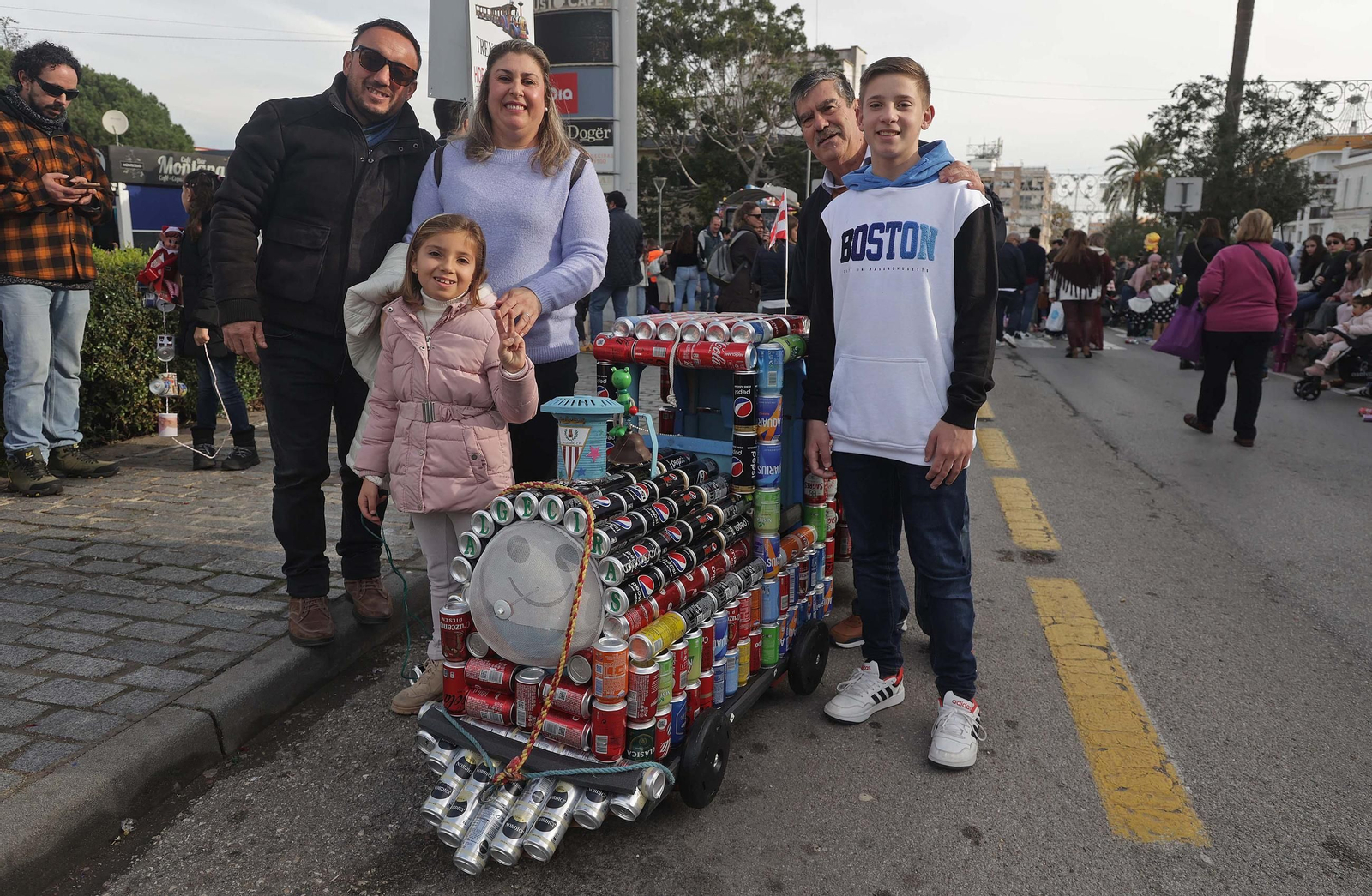 Búscate en las fotos del Arrastre de Latas 2025 en Algeciras