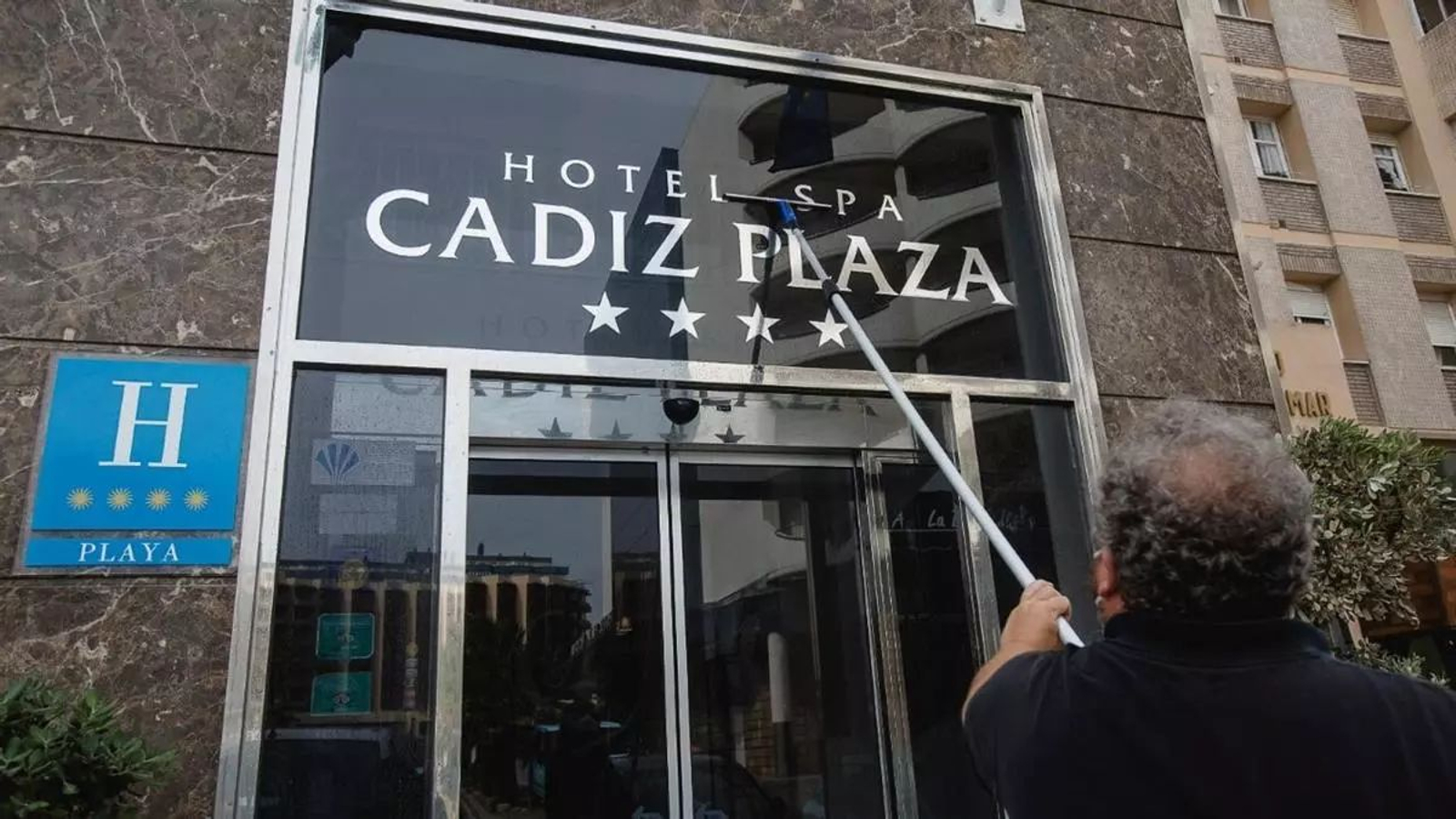 Entrada del Hotel Spa Cádiz Plaza, de cuatro estrellas, que ahora pasará a manos de una cadena internacional