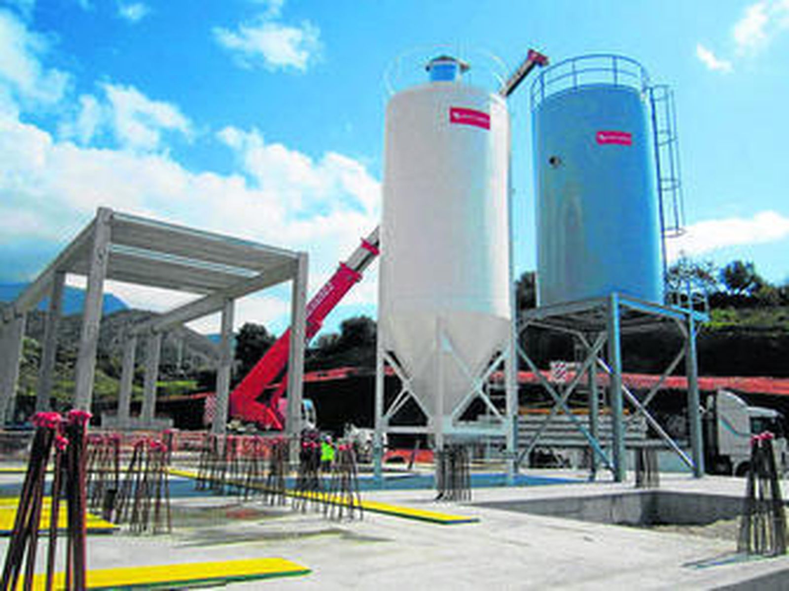 La ministra de Medio Ambiente dice que la depuradora funcionará en junio de 2016