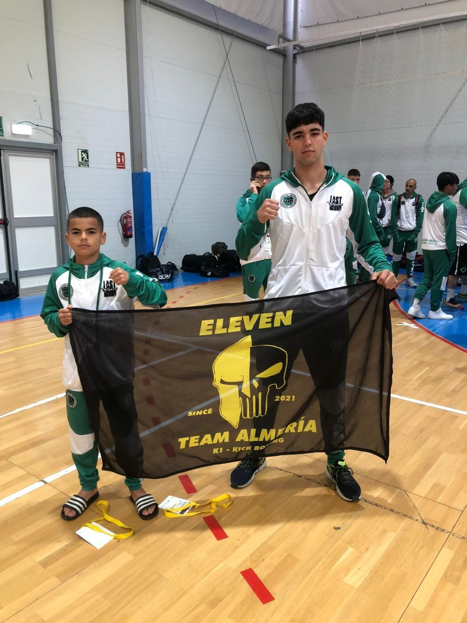José Nieto y Héctor Linares posan con la bandera del club almeriense durante la competición.