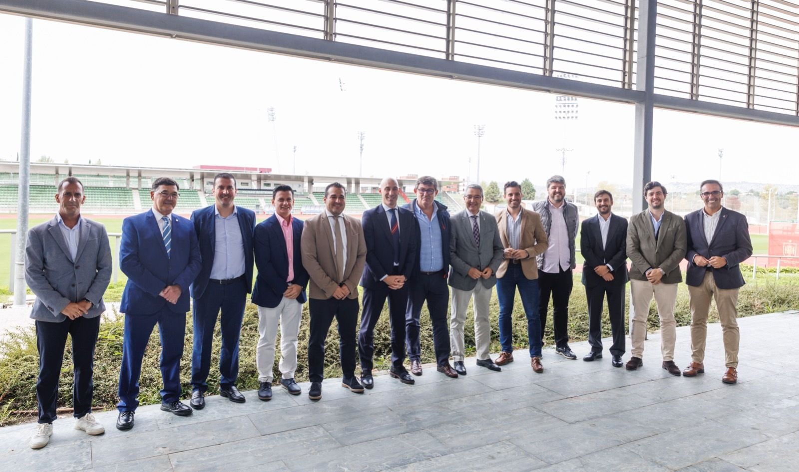 Luis Daza, presidente del Huétor Tájar, el tercero por la izquierda junto al resto de responsables de los clubes andaluces.