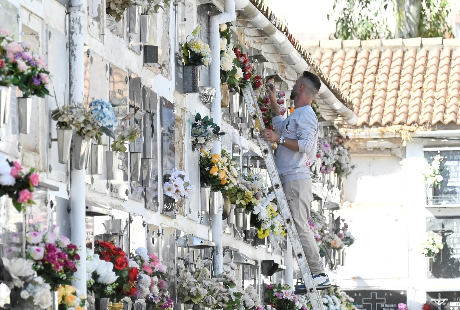 Las imágenes del Día de los Santos en los cementerios de Córdoba
