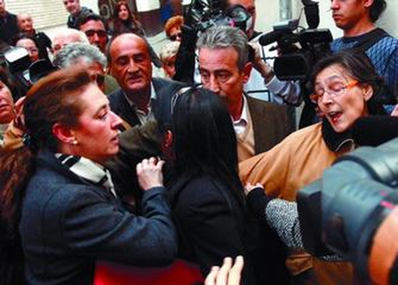 Mercedes de Pablos, entre el alcalde y el cardenal.