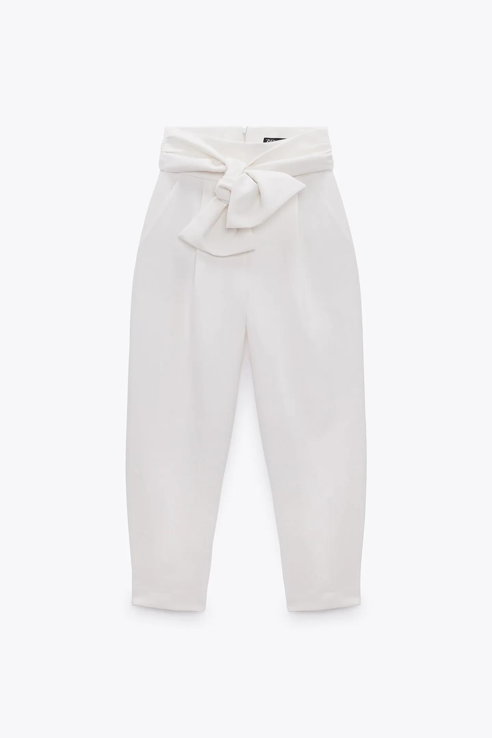 Pantalones blancos de Zara.