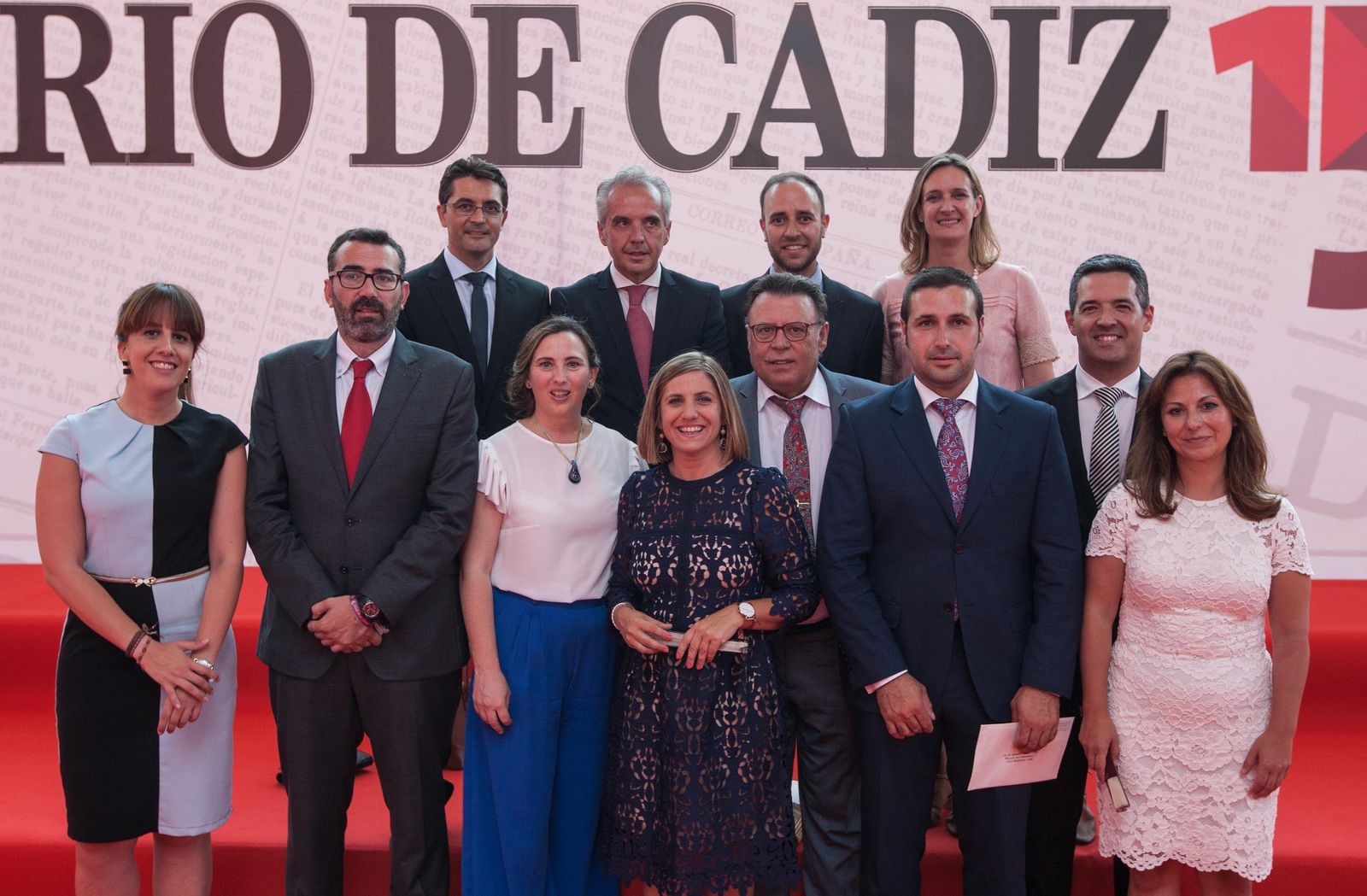 La presidenta de la Diputación, Irene García (centro), fotografiada con once alcaldes socialistas de la provincia.