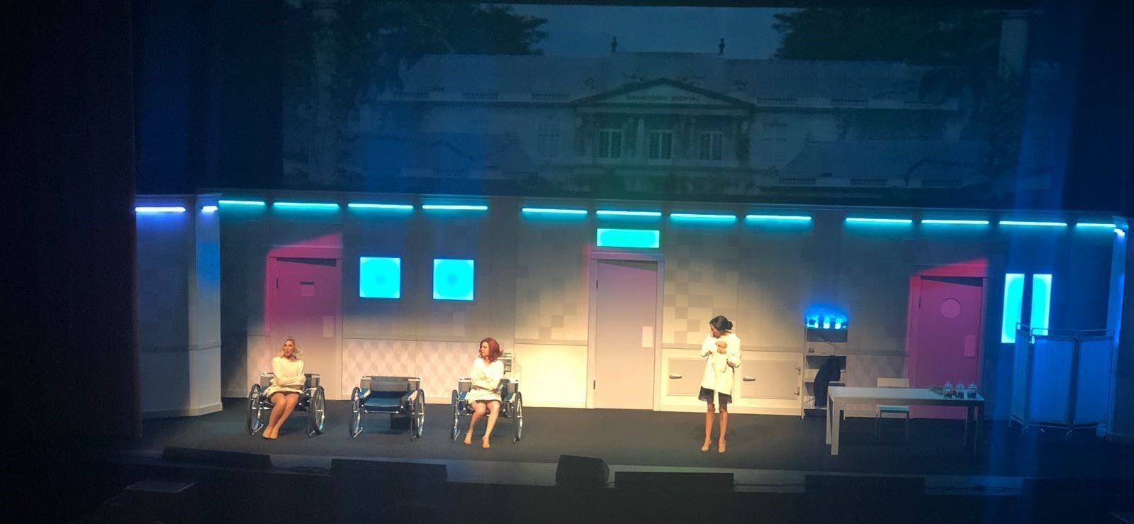 Las tres actrices durante la representación de 'Desatadas'.