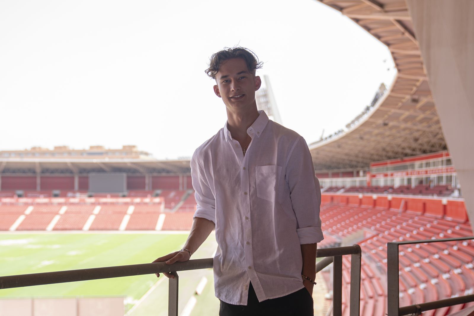 El eslovaco posa en el remozado Power House Stadium