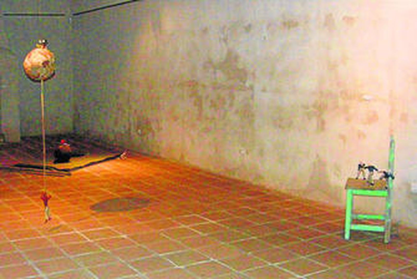 Una de las instalaciones que se pueden ver en la exposición, con los típicos iconos de su autor.