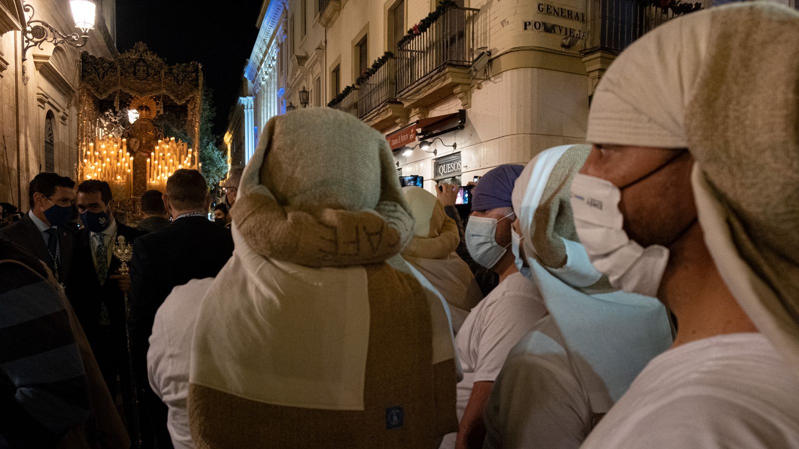 La Candelaria visita el Palacio Arzobispal y el Ayuntamiento de Sevilla