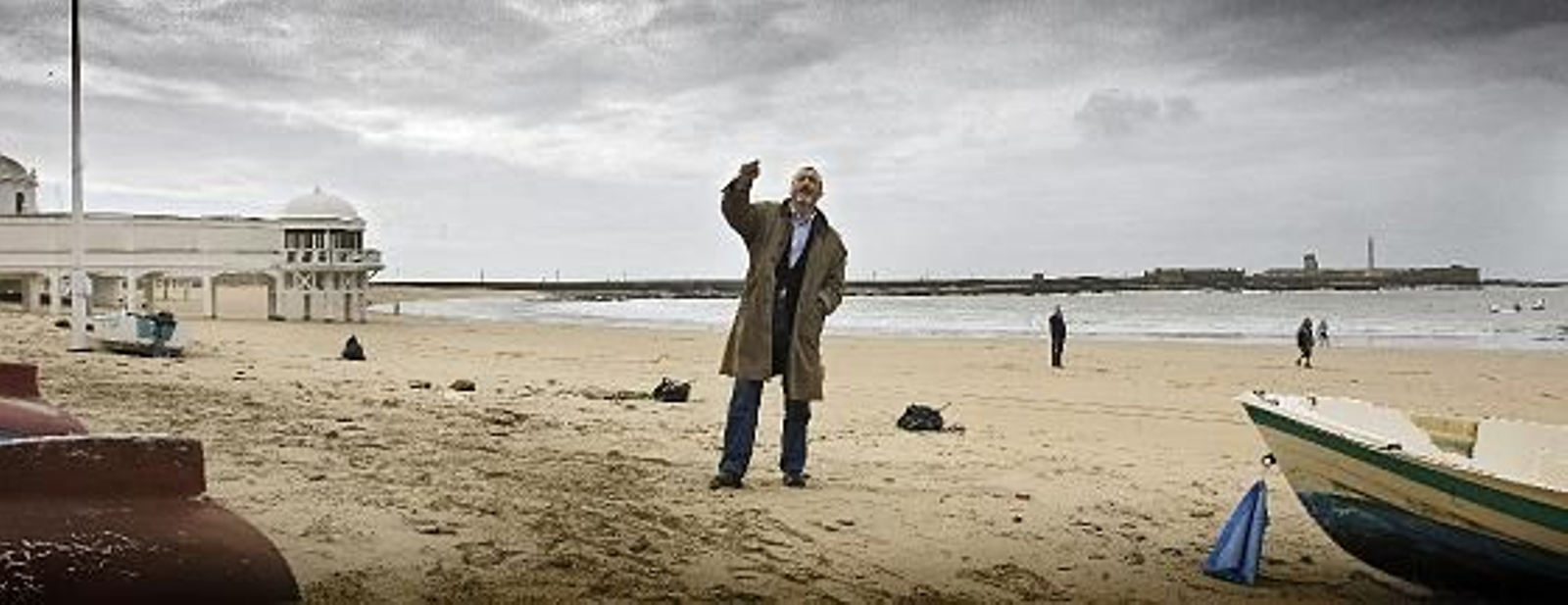 Pérez-Reverte realizó un recorrido por las localizaciones de su última novela, ambientada en el Cádiz de 1811. /Julio González