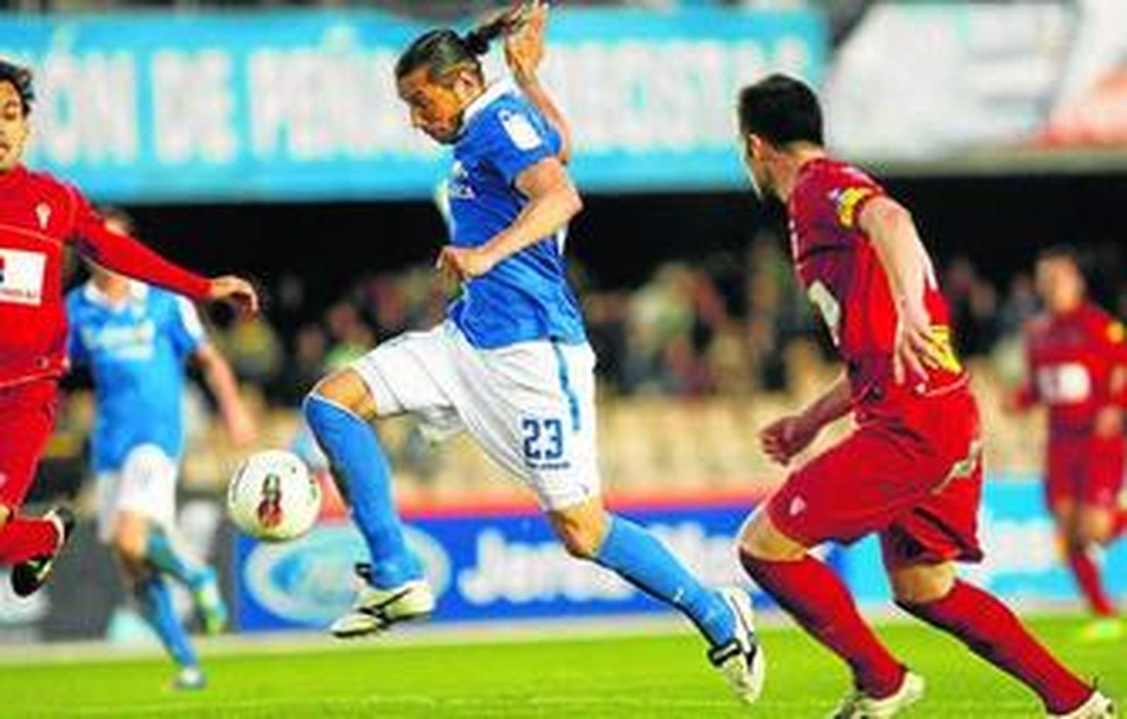 El xerecista José Mari se lleva el balón ante la presencia de varios jugadores del Córdoba.
