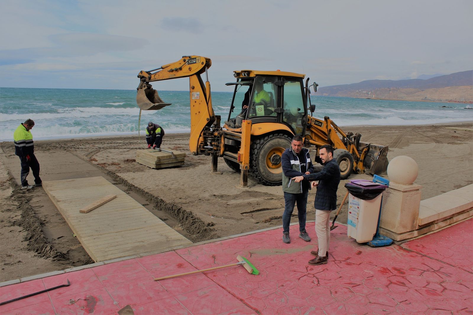 El concejal Carlos Sánchez ha visitado las tareas de instalación de pasarelas