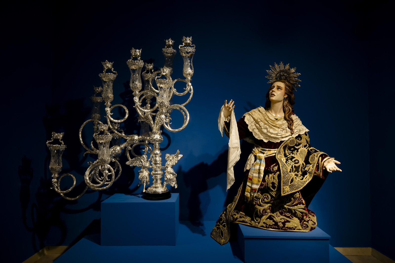 Imágenes de la exposición "Estrenos Semana Santa 2024" en la sede de la Fundación Cajasol