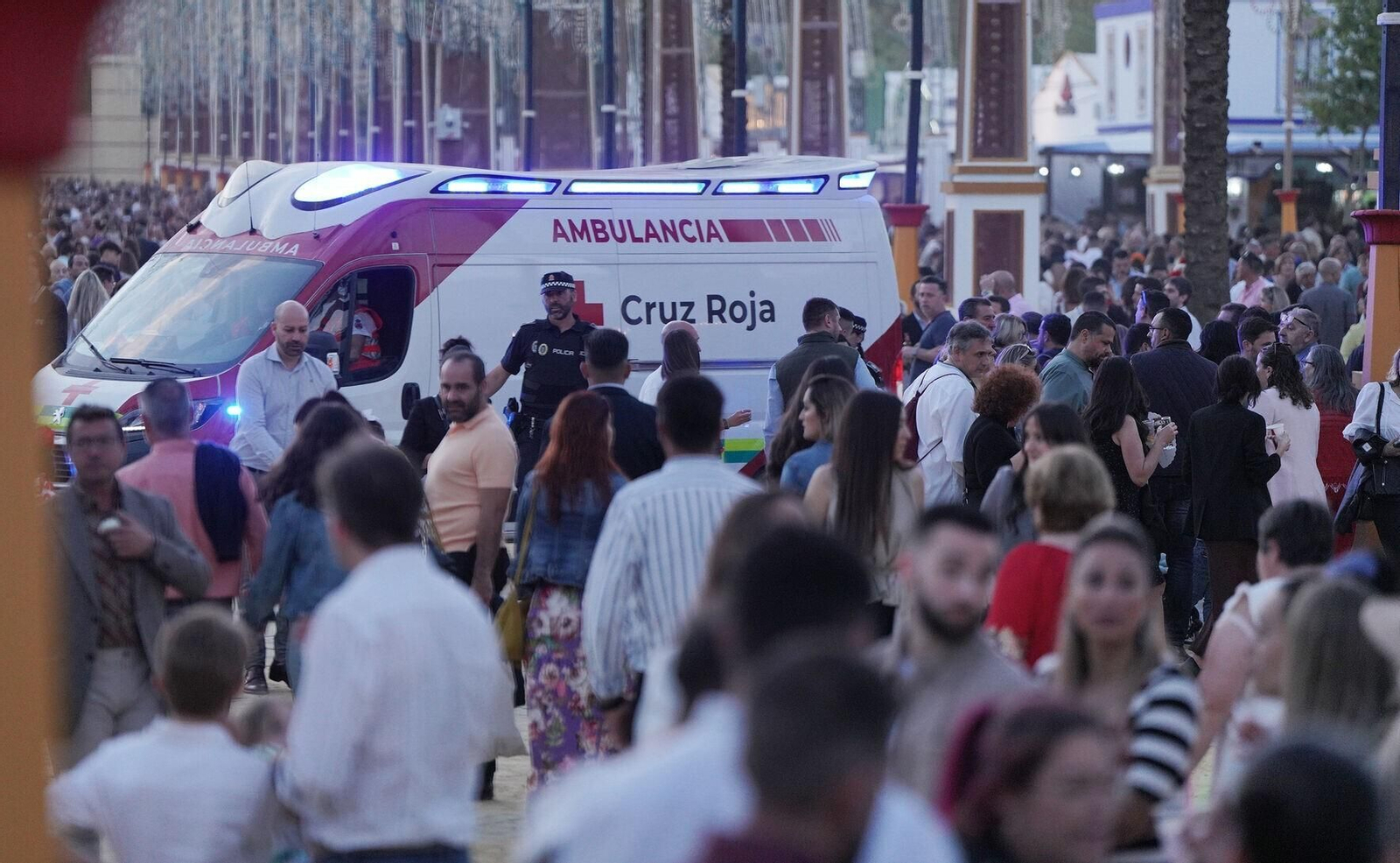 Una ambulancia aisistiendo a un servicio en la Feria de Jerez