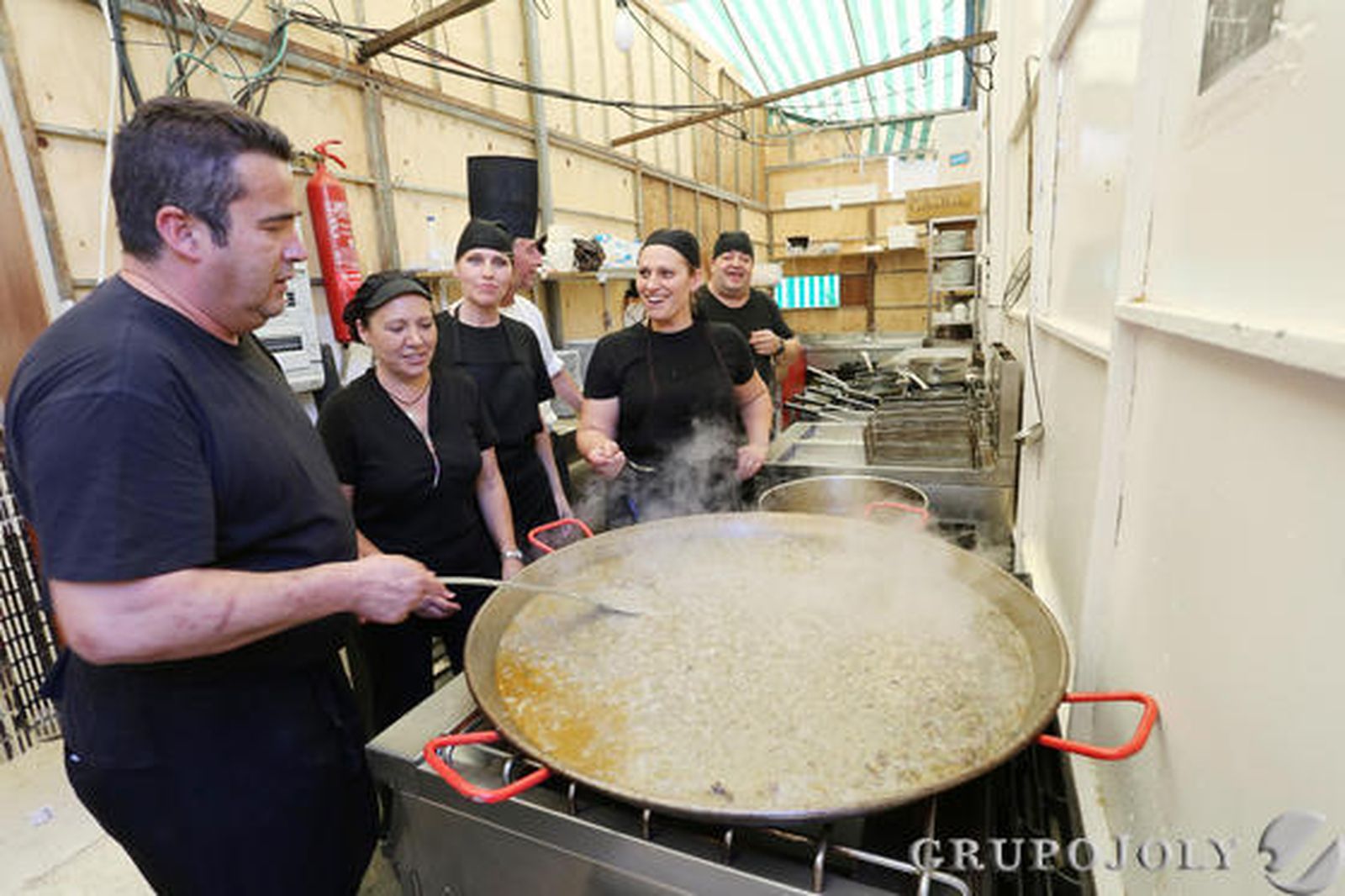 El conocido chef Juan Carlos Carrasco prepara ayer un delicioso arroz en su caseta

Foto: Pascual