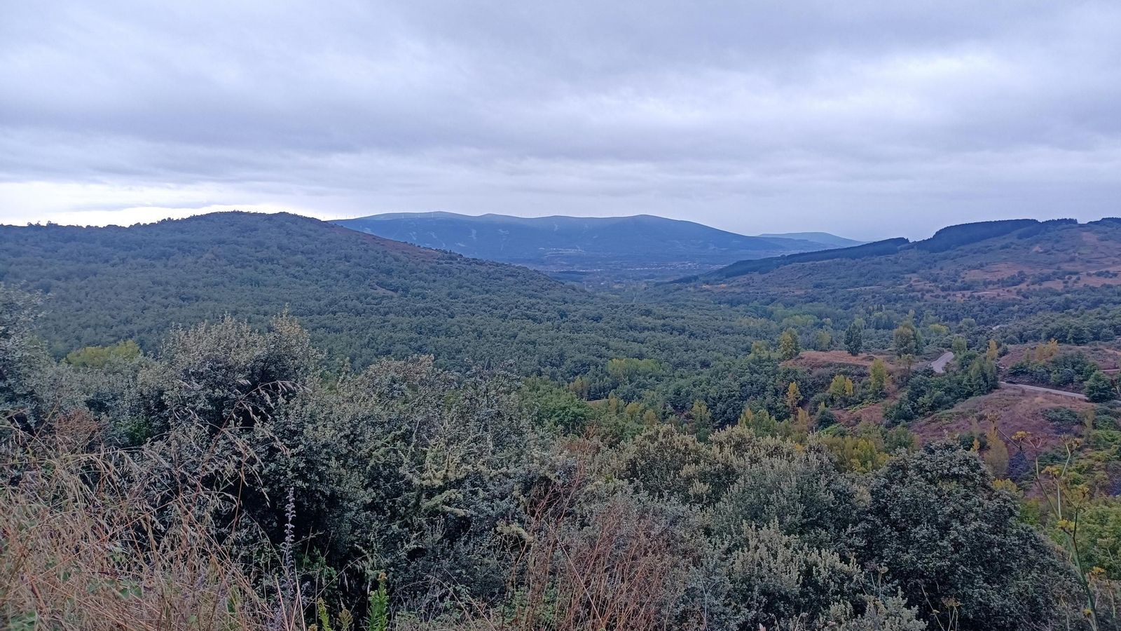Vistas sobre el valle del río Noceda.