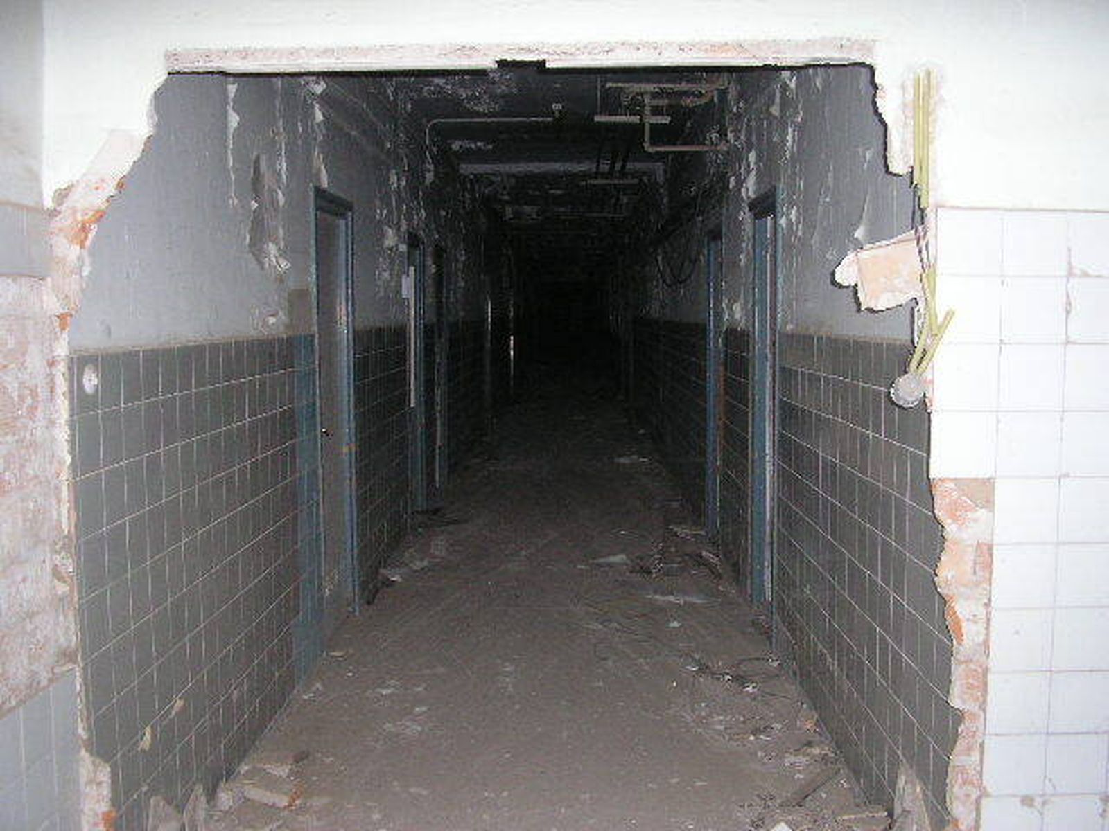 El lúgubre pasillo de acceso a la zona sin uso del viejo Manuel Lois antes de su demolición.