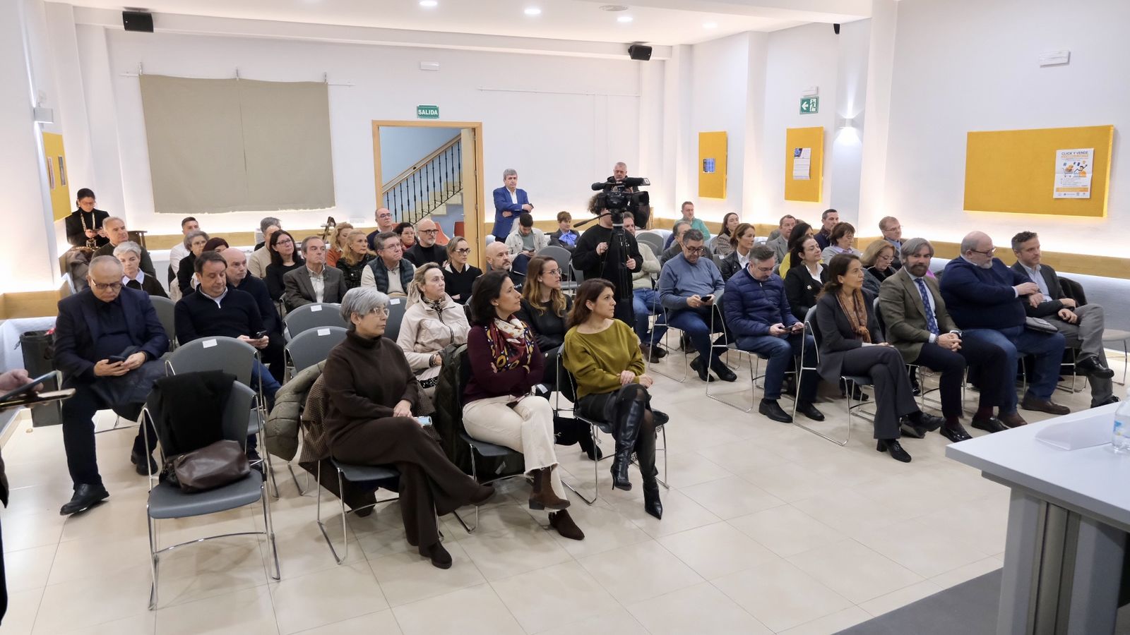 Público asistente a la inauguración del centro de la UCO en Cabra.