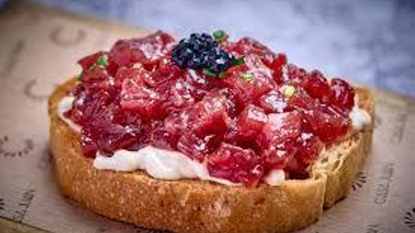 Tosta de atún trufado en Casa Juan