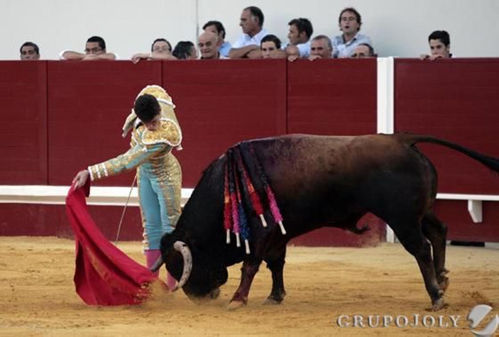 Luque, que sustituía a Cayetano, con su primer toro.

Foto: Juan Carlos Muñoz