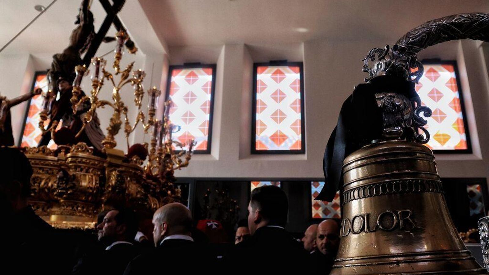 El Cristo de la Exaltación y la campana de la Virgen del Mayor Dolor en la casa hermandad.