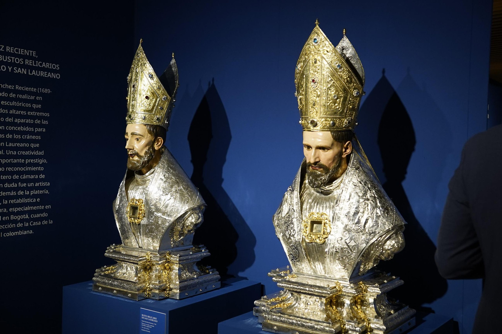Los bustos relicarios que forman parte del altar.