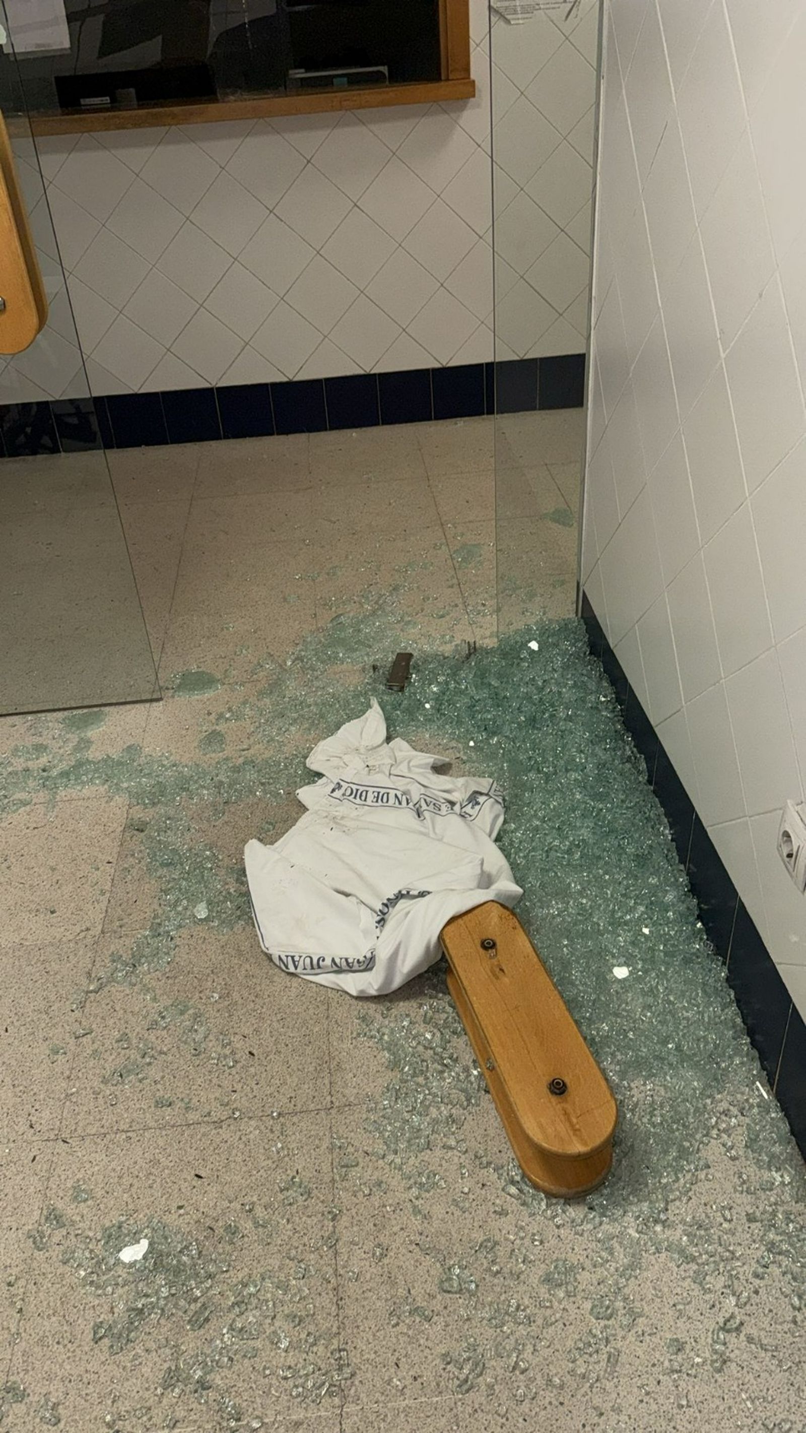 La barra de madera con la que el detenido destrozó la puerta de acceso al centro de salud.
