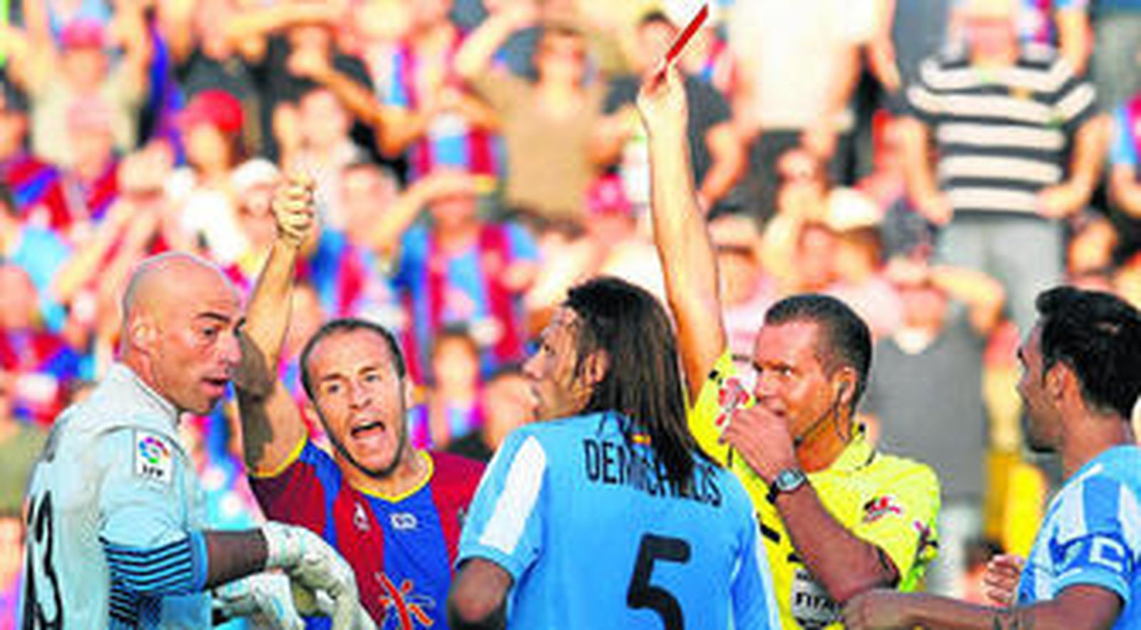 Momento en el que el colegiado asturiano Muñiz Fernández muestra la cartulina roja al guardameta visitante, Willy Caballero.