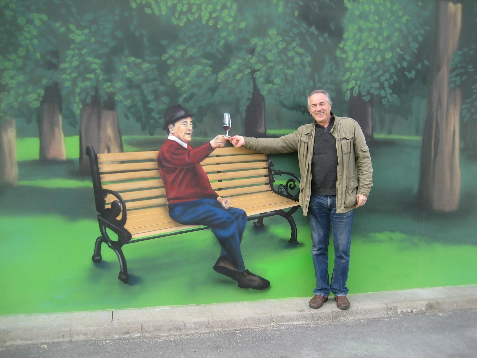 El autor de El rebusco junto al mural de las bodegas Páez Morilla.