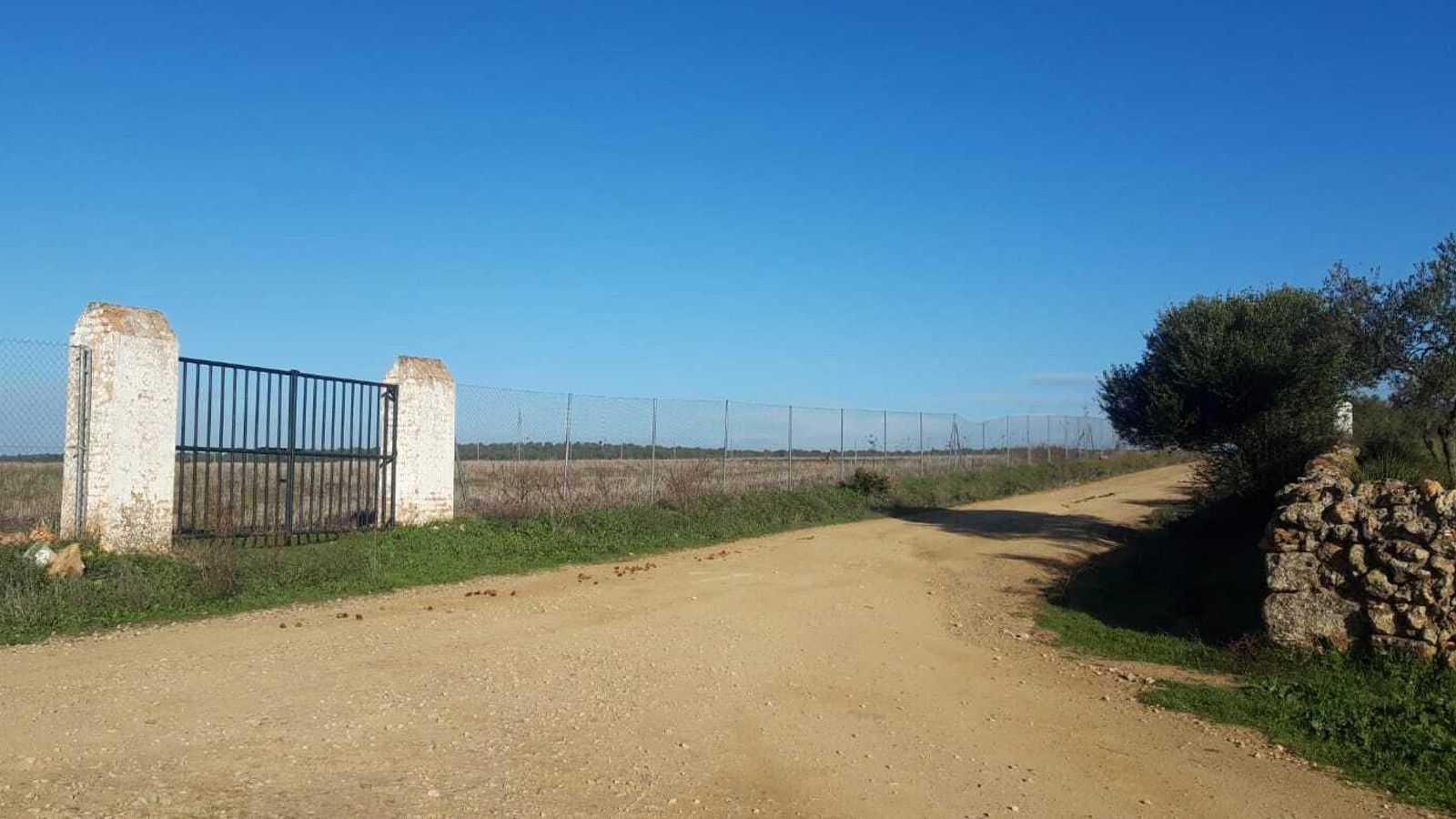 En el cruce con ese portón, tomamos el camino de la derecha