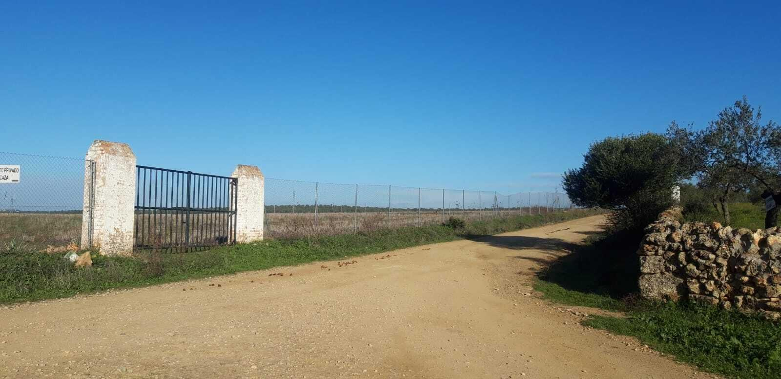 En el cruce con ese portón, tomamos el camino de la derecha